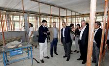 V�zquez visit� la obra con del alcalde, Santiago Amor, varios ediles y docentes.