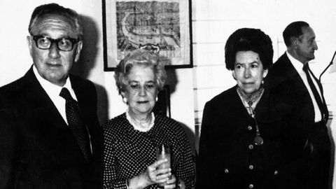 Henry Kissinger, Soledad Ortega y Carmela Arias y Daz de Rbago, condesa de Fenosa, en una imagen de archivo