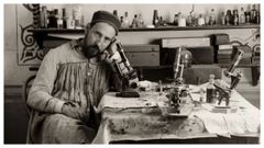Ram�n y Cajal, en torno a 1885, en su laboratorio de Valencia.