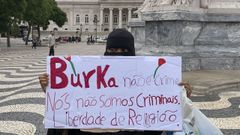 Una mujer durante la protesta de octubre pasado en Lisboa contra la ley que proh�be el burka y el nicab en el espacio p�blico