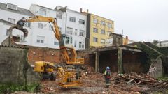 Excavaciones Chicho ejecuta los trabajos de demolici�n del antiguo aserradero, que tambi�n funcion� como chatarrer�a
