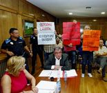 <span lang= es-es >Concejales del BNG protestando</span>. El alcalde de Xinzo afirm� ayer que entre las personas que mostraron pancartas en el pleno del mi�rcoles hab�a un concejal del BNG de Ver�n, el cabeza de lista de los nacionalistas en Trasmiras y sindicalistas de la CIG que no tienen relaci�n alguna con el Concello de Xinzo.