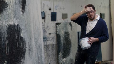 Un expresivo gesto de Hugo Fontela en su estudio neoyorquino