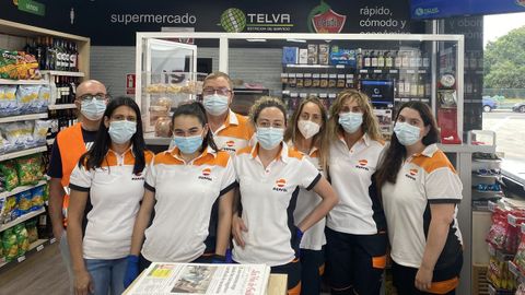 El equipo de la Estacin de Servicio La Telva en la tienda en la que siguen ampliando servicios