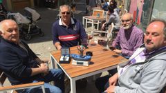 Pepe Guti�rrez, primero por la izquierda, presidente saliente de O Cormor�n, asociaci�n de pesca de Ribadeo, y a su lado, con gafas, Juli�n Gonz�lez, nuevo presidente