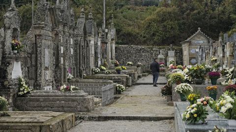 Cementerios singulares de Ourense.Cementerio parroquial de San Versimo en Celanova. Acoge la tumba del poeta Celso Emilio Ferreiro.