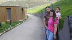 En la imagen H�ctor y Sara, y su hija Laura. Ellos son los propietarios de las Cabanas do Navia