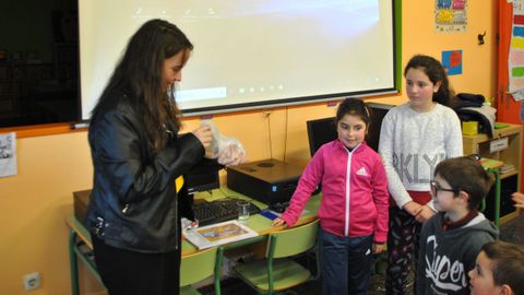 La cooperante Leticia Send�n habl� a los ni�os del CEIP Vilarmide-Eduardo Noya (Mux�a) de sus experiencias en Marruecos y Senegal