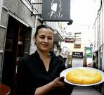 Lida Mar�a posa con una de sus tortillas ganadoras.