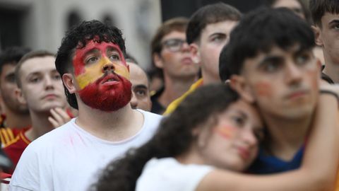  Aficionados esperan en la Plaza de la Catedral de Oviedo para seguir la final del mundial 2026