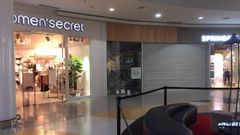 Ahora mismo no todas las tiendas cierran a la misma hora. Por ejemplo, Springfield baja la persiana a las 21.00 horas, mientras que Women's Secret lo hace a las 22.00