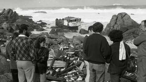 NAUFRAGIO DE �LA XANA� | 8 de octubre | El casco del nav�o apareci� hecho pedazos en los bajos del Moador, en la Punta da Barca, ante la estupefacci�n de vecinos y curiosos. Tres marineros lograron salvar la vida al ser arrastrados por un golpe de mar contra las rocas, aunque poco pudieron hacer por sus compa�eros.