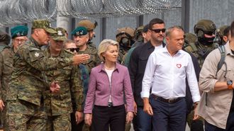 Leyen se encuentra de gira por varios pases. El domingo con el primer ministro polaco, Donald Tusk, en la frontera con Bielorrusia.