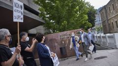 Un grupo de ciudadanos esper� a J�come a las puertas del Auditorio con pancartas en favor de la Universidad Popular de Ourense