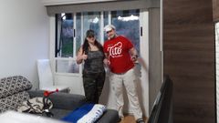 Isabel �lvarez y Cristian Outomuro, disfrrazados en su casa en A Valenz�