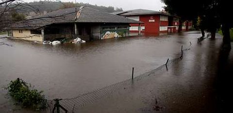 El r�o Mi�or suele desbordar en la �poca de lluvias y los anegamientos son constantes en el centro de la villa condal.