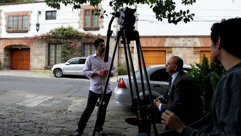 Periodistas delante de la casa del Nobel colombiano