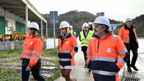 El consejero de Movilidad, Alejandro Calvo, junto con la directora general de Medio Ambiente, Susana Madera, y la directora de Cogersa, Paz Orviz