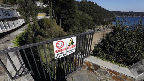Foto de archivo del acceso cortado a la playa de Sacido, en Viveiro, por desprendimientos