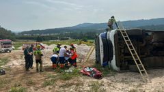 Dispositivo de emergencias para rescatar al camionero que sufri� un aparatoso accidente este lunes en Outes