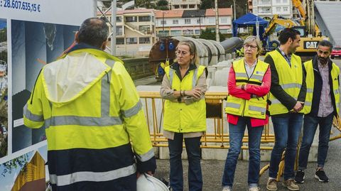 La conselleira de Infraestruturas, Ethel Vzquez, y la de Mar, Rosa Quintana, se desplazaron este viernes hasta el puerto de Combarro para inspeccionar los trabajos