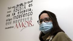 Teresa P�rez, en su consulta de E-movere en Viveiro, ante un cartel inspirador