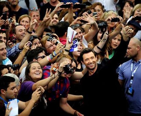 Hugh Jackman, acosado por sus fans al llegar a la sede del Festival de San Sebastián.