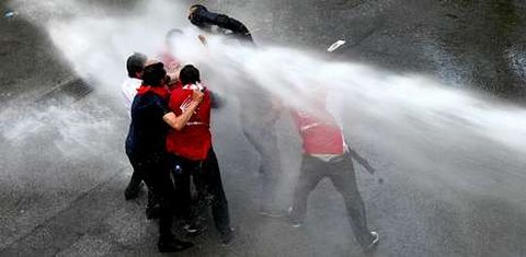 Varios manifestantes atacados por el chorro de un ca��n de agua de la polic�a durante las protestas de Ankara.