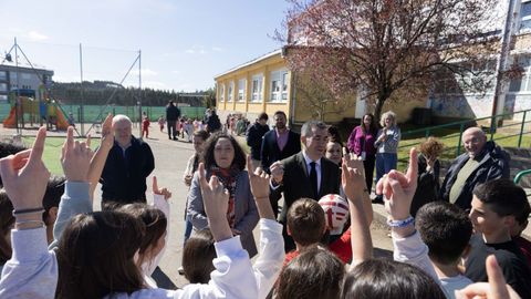 Visita reciente de representantes de la Xunta al CPI O Cruce para anunciar una obra de mejora 