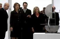 Wert, la reina Sof�a y Patricia Phelps reciben las explicaciones de Gabriel P�rez-Barreiro.