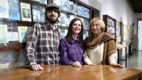 David Ucl�s, Ledicia Costas y L�dia Jorge, posando este mi�rcoles en el santiagu�s IES Rosal�a de Castro.