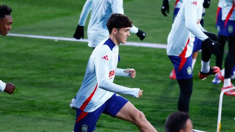 Pau Cubarsí.Pau Cubarsí, central de la Selección