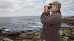 Un vigilante de la cofrad�a de Corme, ayer, en el entorno de Ni��ns. 