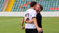 El entrenador del primer rival del Celta en Copa, el Salamanca, Iker Muniain, con su jugador Asier.