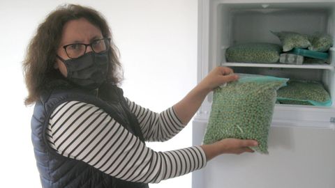 Susana Trastoy, con guisantes que se guardan en la sede de Almoga para una degustaci�n que se celebrar� en Xermade