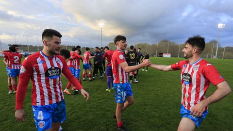 Los jugadores albivermellos celebraron el hist�rico ascenso directo.  