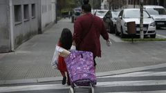 Una madre, acompa�ada por su hija durante la pandemia del coronavirus.