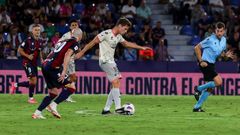 Rub�n �valos Barrera observa una conducci�n de Manzanara en el Levante-Racing