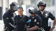 La polic�a detiene a una religiosa en una protesta contra la pol�tica migratoria de Trump