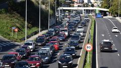 Atascos en la salida de A Coru�a el pasado d�a 30, tras el anuncio de las restricciones