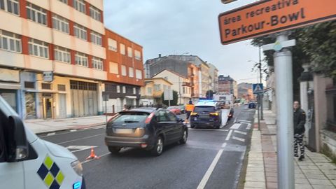 El veh�culo patrulla de la Polic�a Nacional fue retirado por una gr�a tras el alcance sufrido.