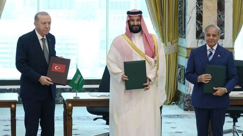 Erdgoan, Bin Salman y Sharif en La Meca. 
