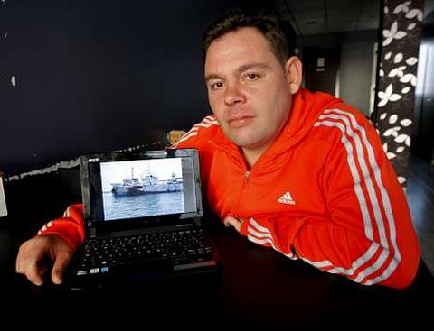 Alberto Su�rez est� intentando negociar con los tripulantes para que abandonen el barco.