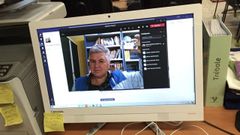 Montse Garc�a imparte una de sus clases desde un aula del centro educativo de Oviedo en el que trabaja