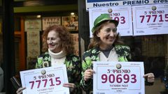 Dos empleadas de una administraci�n de loter�a de Oviedo celebran tras haber vendido d�cimos del 90693, el tercer premio, y del 77715, uno de los quintos premios del Sorteo Extraordinario de la Loter�a de Navidad