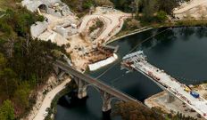 <span lang= es-es >Eje atl�ntico.</span> Quedan por invertir unos 700 millones. En la imagen, la construcci�n de un puente sobre el r�o L�rez.