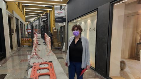 La concejala del PSOE en el Ayuntamiento de Oviedo Ana Rivas, en el pasadizo Pl�cido �lvarez Buylla