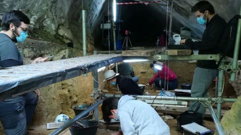 Excavaciones en el yacimiento paleolítico de Cova Eirós, en Triacastela