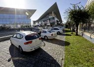 Taxis aparcados en el exterior del Palacio de Exposiciones y Congresos, Palexco.