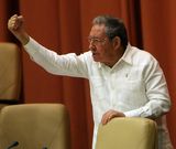 Castro enardece a sus seguidores, puño en alto, en la sesión de la Asamblea Nacional. 